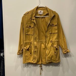 Beautiful new mustard light coat. Great with jeans and boots.